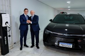 Presidente Luiz Inácio Lula da Silva com Fabio Rua vice presidente general motors chevrolet blazer EV RS preto frente