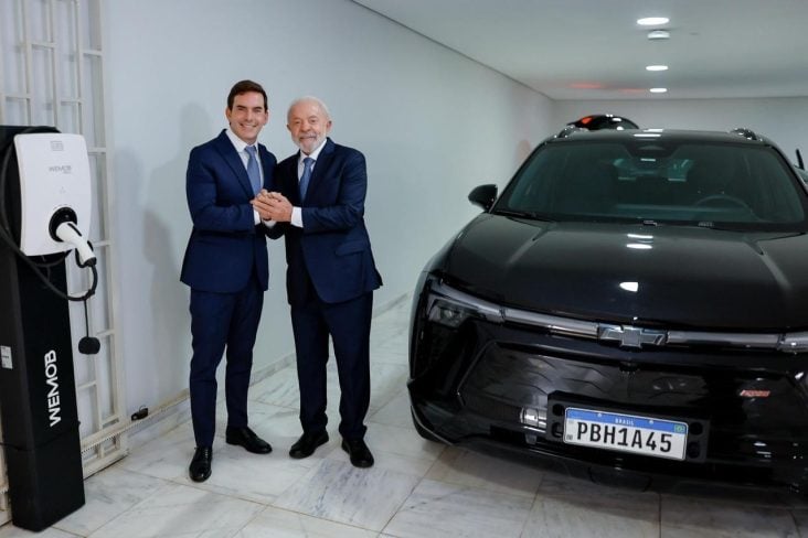 Presidente Luiz Inácio Lula da Silva com Fabio Rua vice presidente general motors chevrolet blazer EV RS preto frente