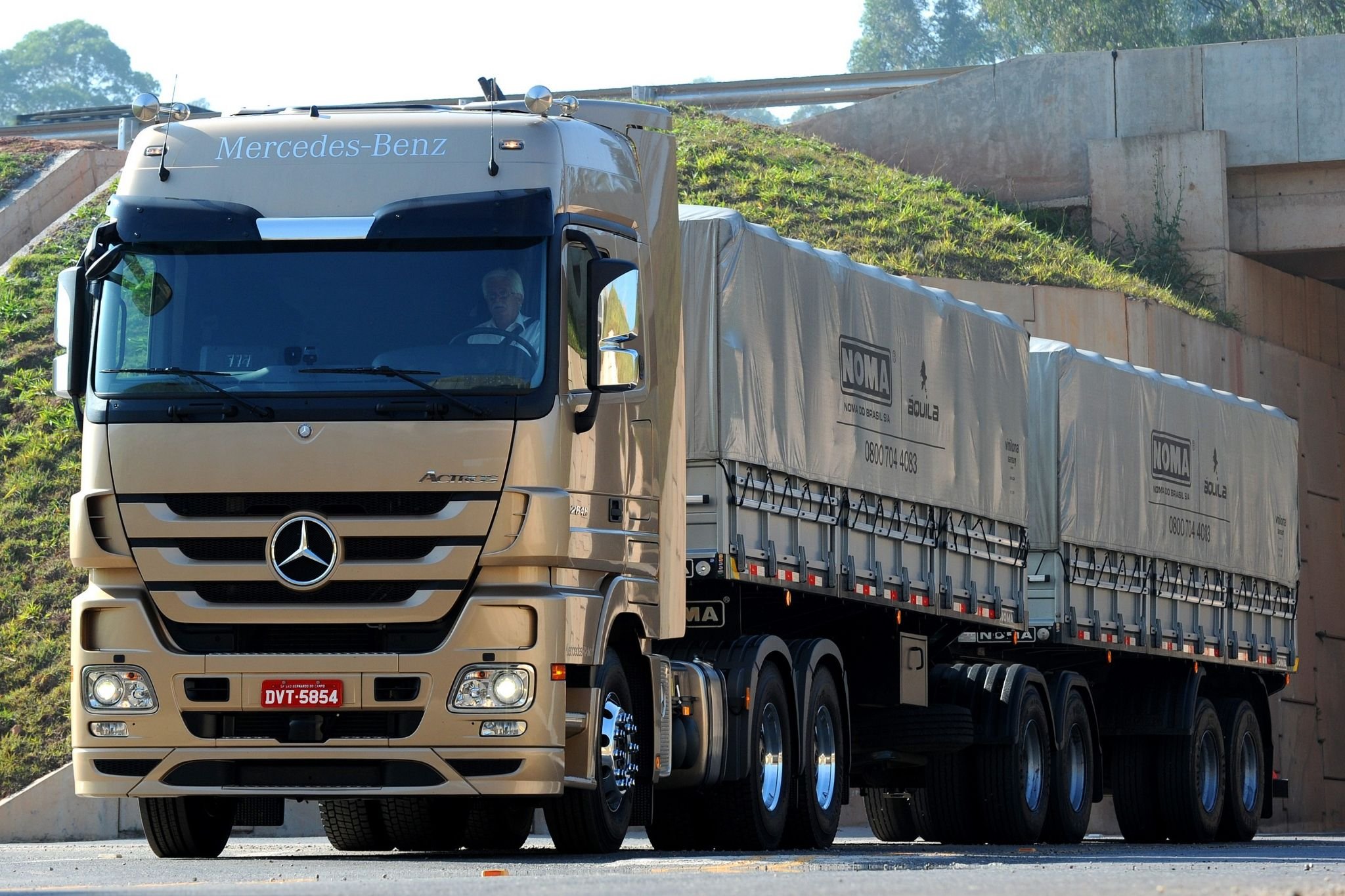 mercedes benz actros 2646 ls bege frente