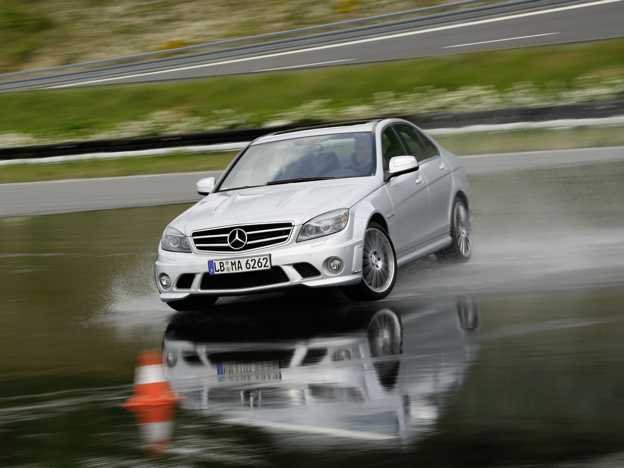 mercedes benz c 63 amg 2007 prata frente derrapando