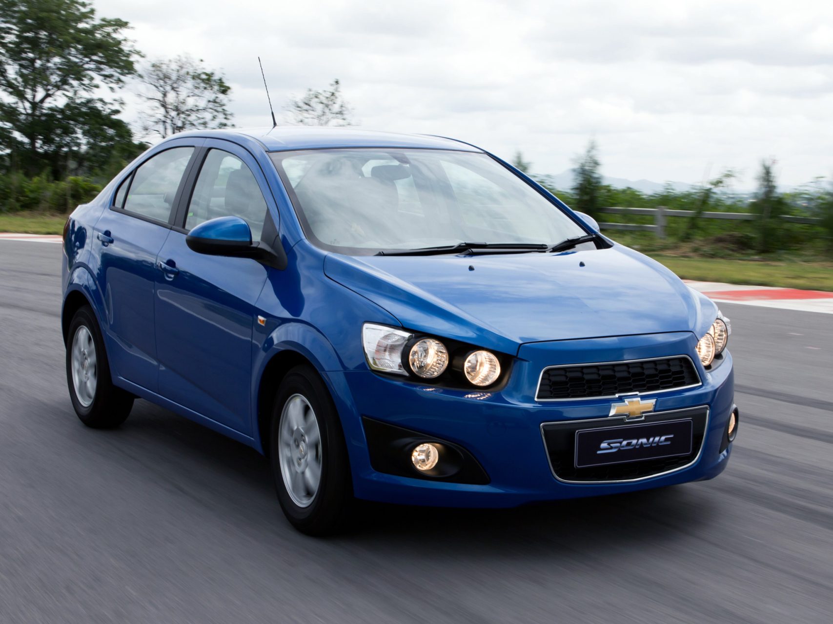 chevrolet sonic sedan frente