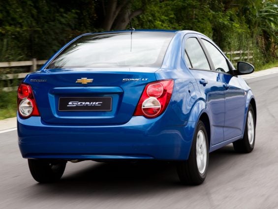 chevrolet sonic sedan traseira