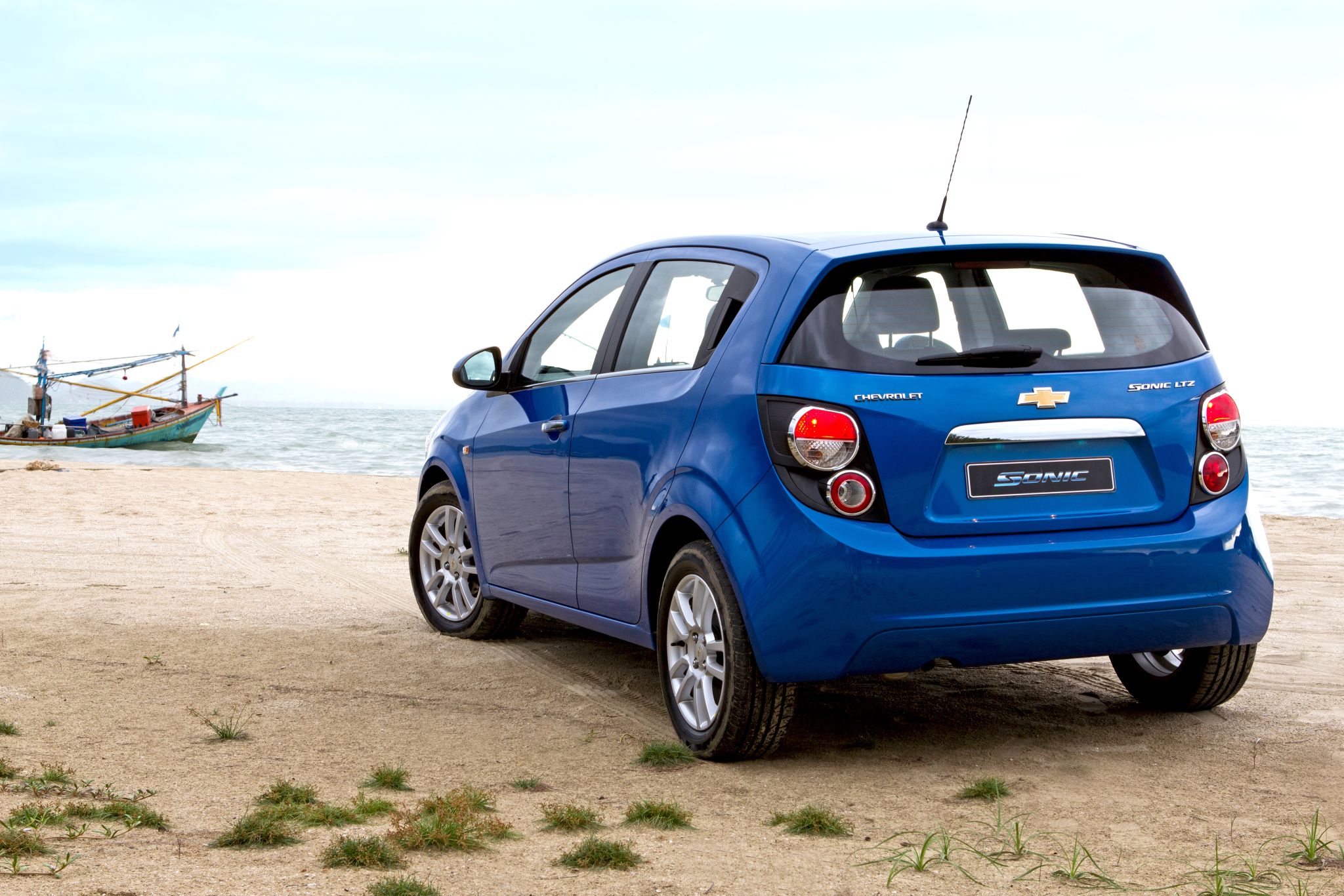 chevrolet sonic 5 hatch traseira