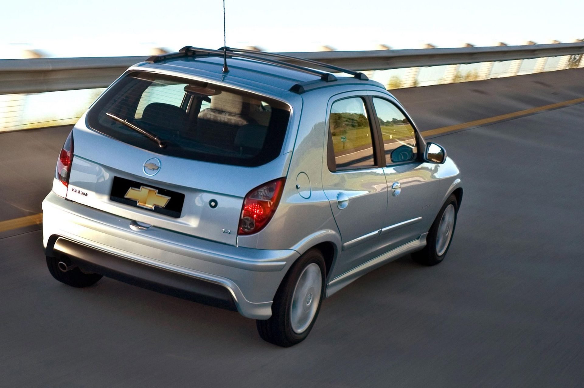 chevrolet celta 1 4 super 2006 prata traseira em movimento