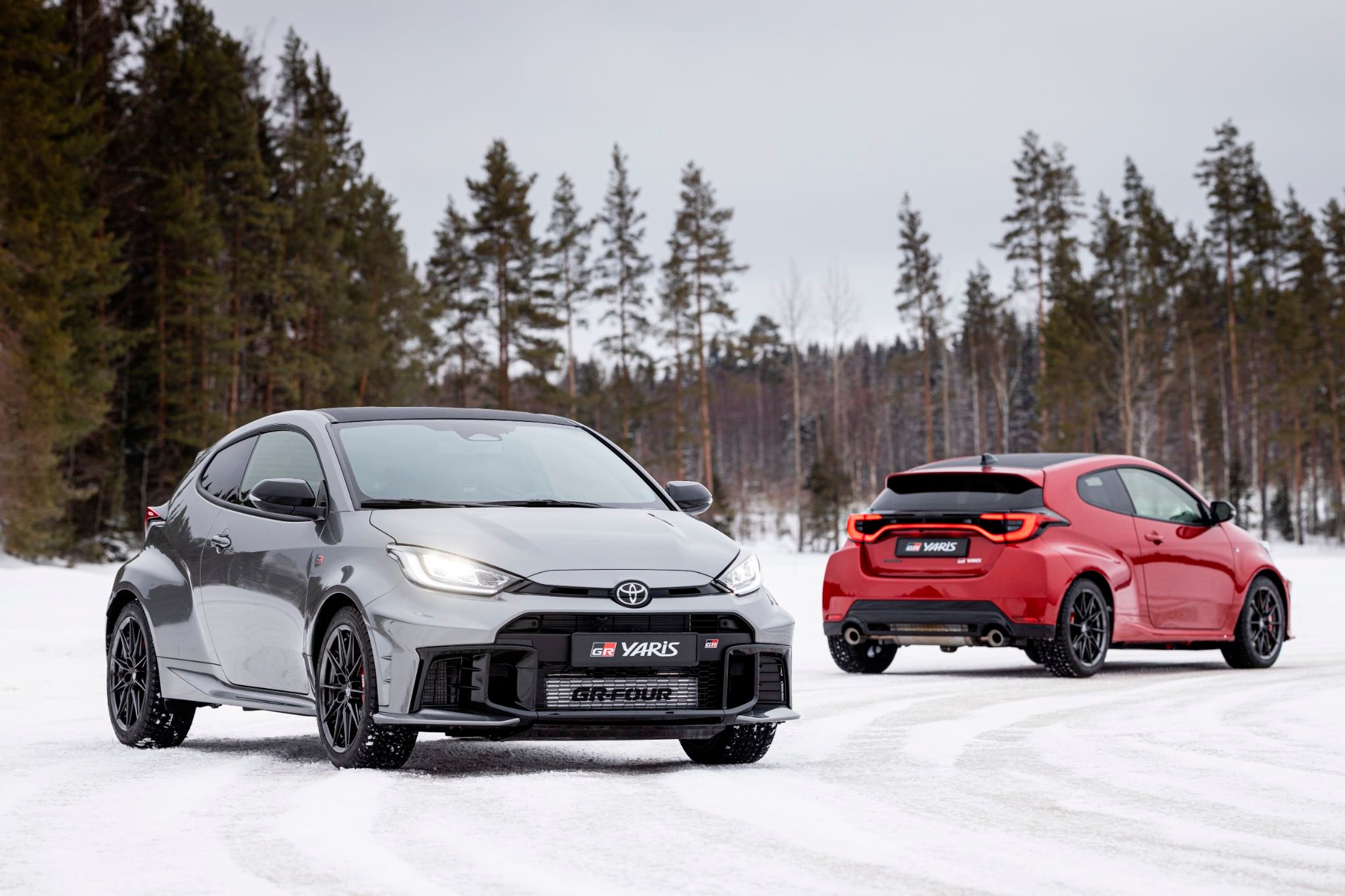 toyota gr yaris frente e traseira na neve