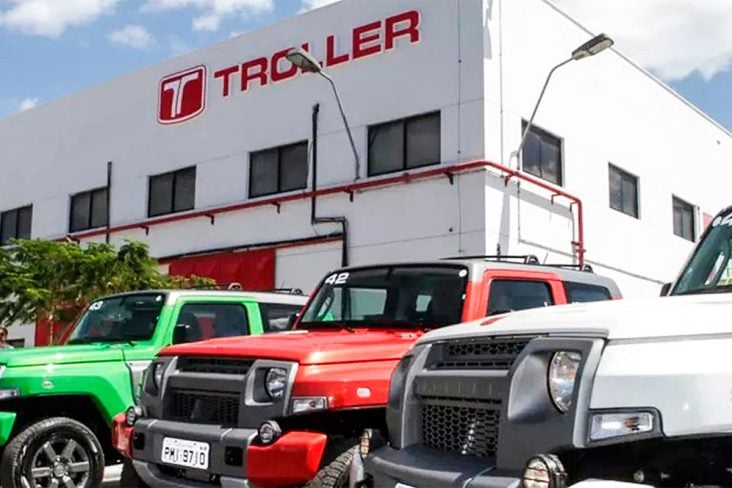 Fábrica Troller com carros em frente