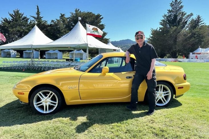 designer tom matano ao lado de mazda mx 5 miata cupê instagrma