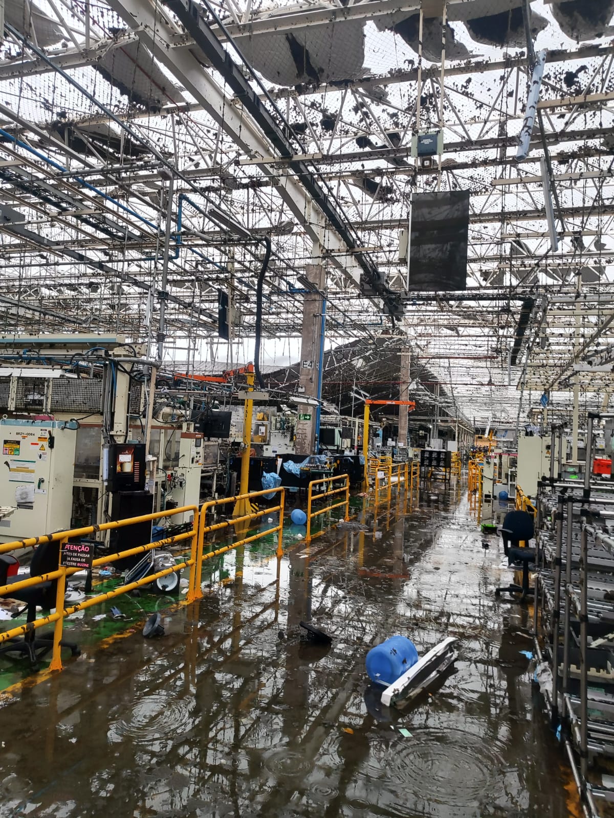fábrica de motores da Toyota é atingida por temporal