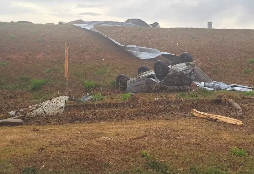 carro é capotado durante o temporal