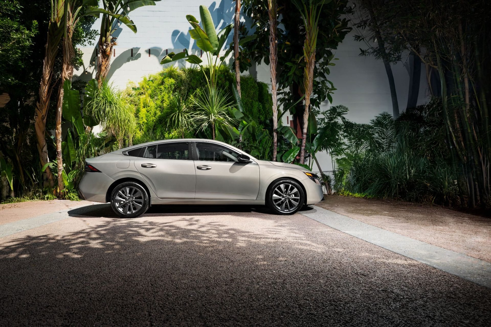 nissan sentra sl 2026 bege lateral parado