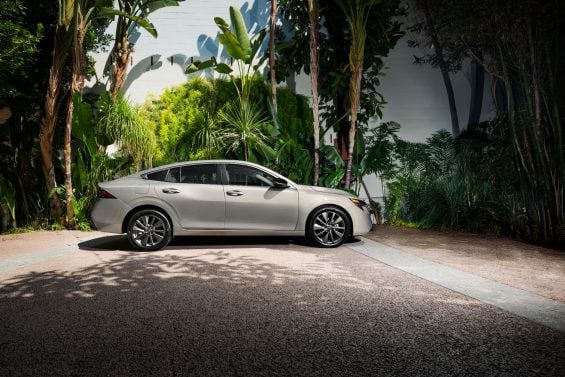 nissan sentra sl 2026 bege lateral parado