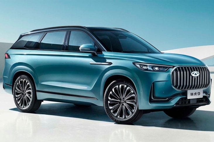 Caoa Chery Tiggo 9 azul lateral e frente.