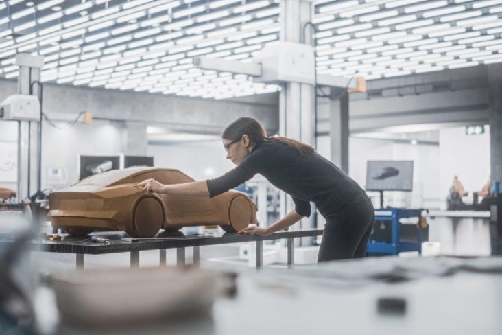 DESIGNER DE CARRO ESCULPINDO EM CLAY SHUTTERSTOCK