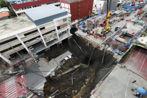 Visão aérea de enorme cratera que se abriu em avenida movimentada no centro de Bangkok na Tailândia em 24 de setembro de 2025 (2) toyota hilux