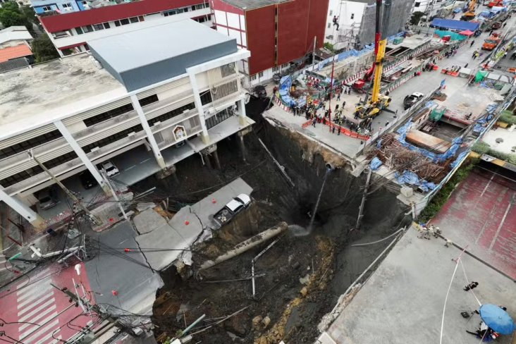 Visão aérea de enorme cratera que se abriu em avenida movimentada no centro de Bangkok na Tailândia em 24 de setembro de 2025 (2) toyota hilux