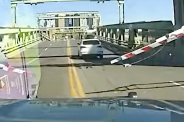 Audi pulando de ponte levadiça em seattle