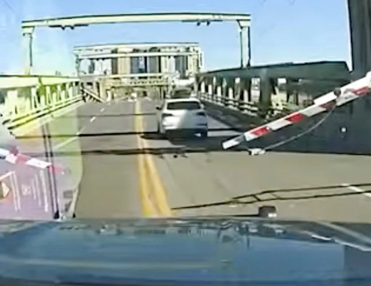 Audi Q5 roubado salta sobre ponte levadiça em Seattle