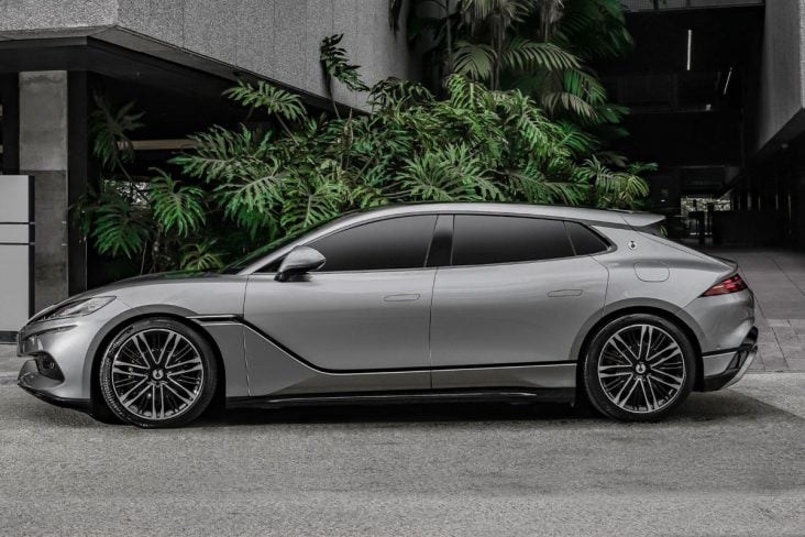 Denza Z9GT cinza lateral parado