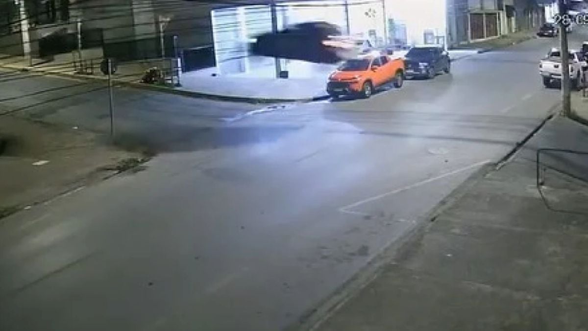 Perseguição policial em BH tem carro voando em avenida do Barreiro