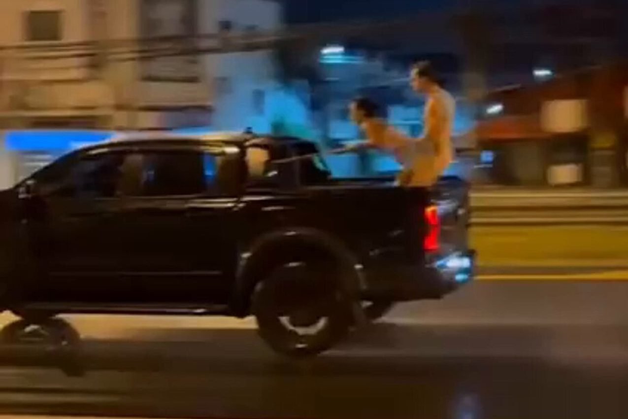 Influenciador é detido após fazer sexo na caçamba de picape em alta velocidade