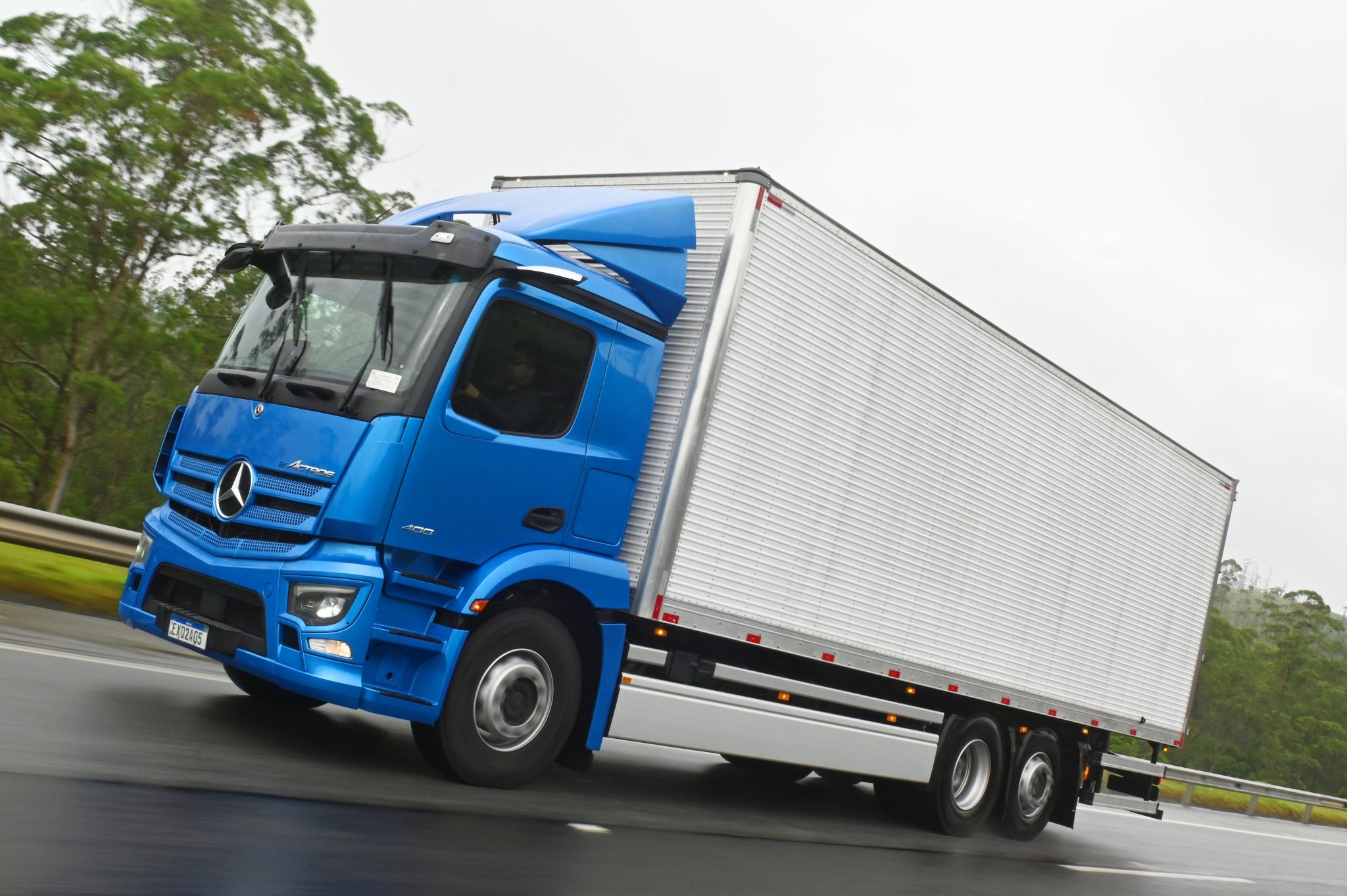 Caminhão elétrico da Mercedes vai de SP ao PR sem recarregar e bate recorde