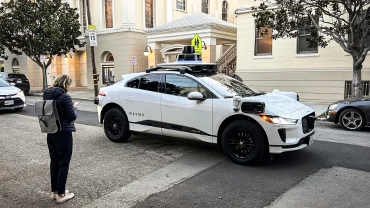 Polícia aborda carro autônomo, mas não encontra motorista para receber multa