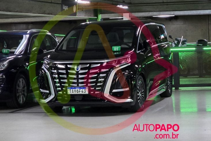 Flagra BYD Denza D9 preta frente parada em estacionamento