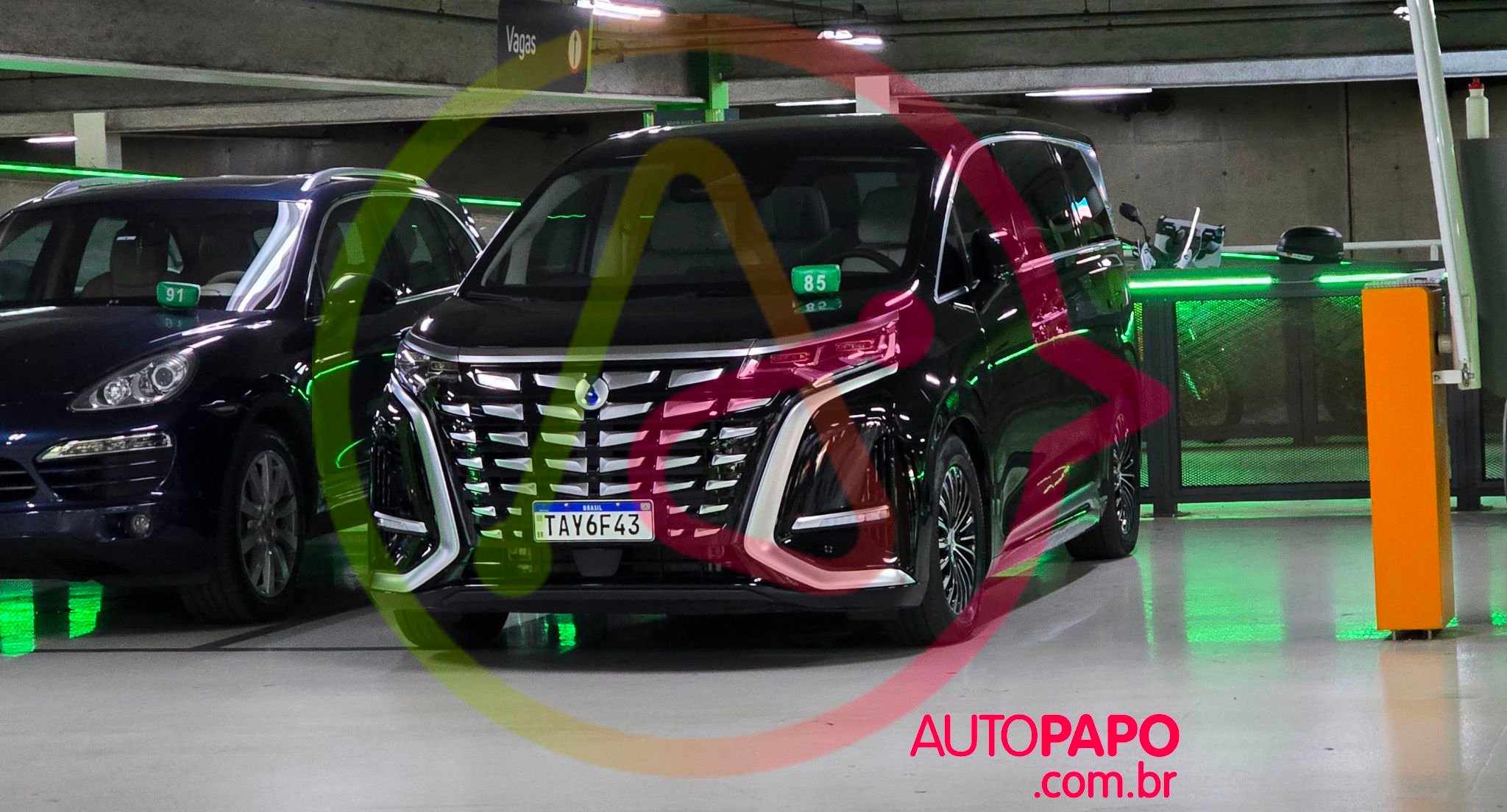 Flagramos a Denza D9, a minivan de luxo da BYD