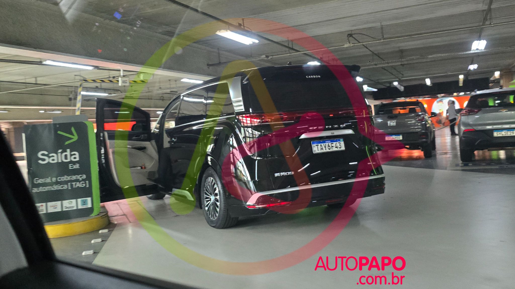 Flagra BYD Denza D9 preta traseira parada em estacionamento