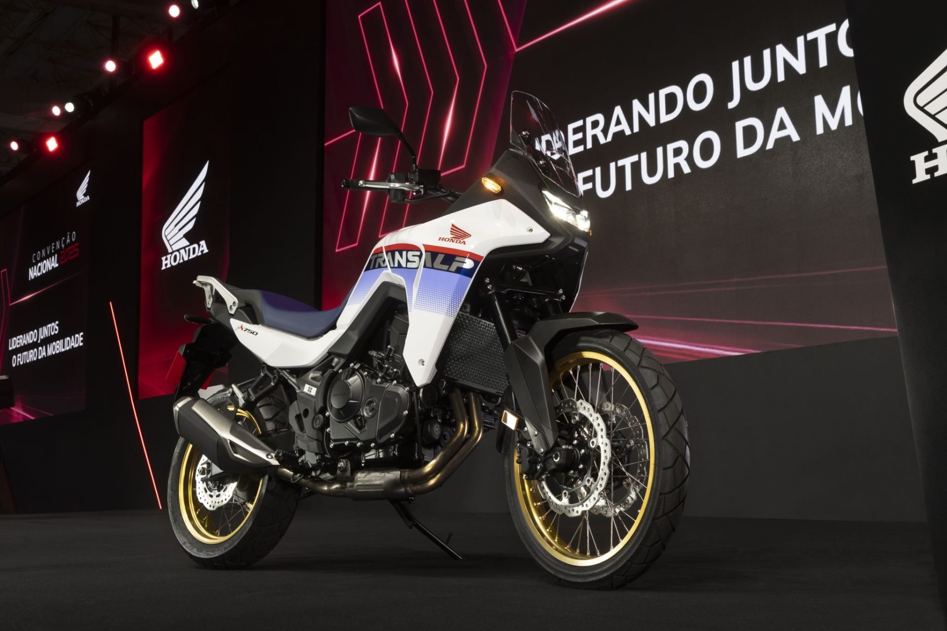 xl750-transalp-1920x1280.jpg