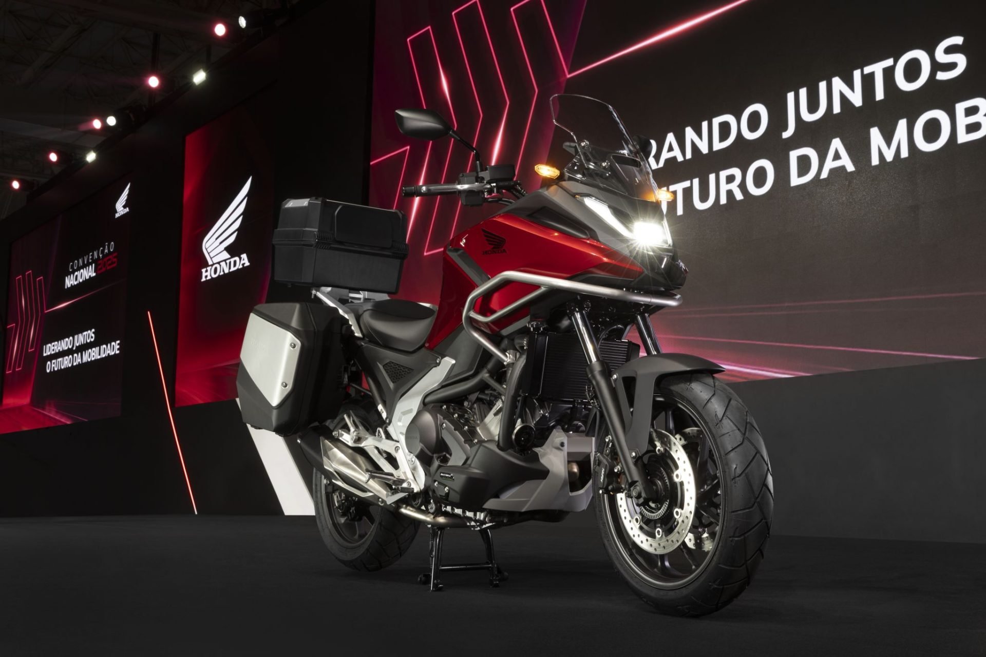 nc750x-dct1-1920x1280.jpg