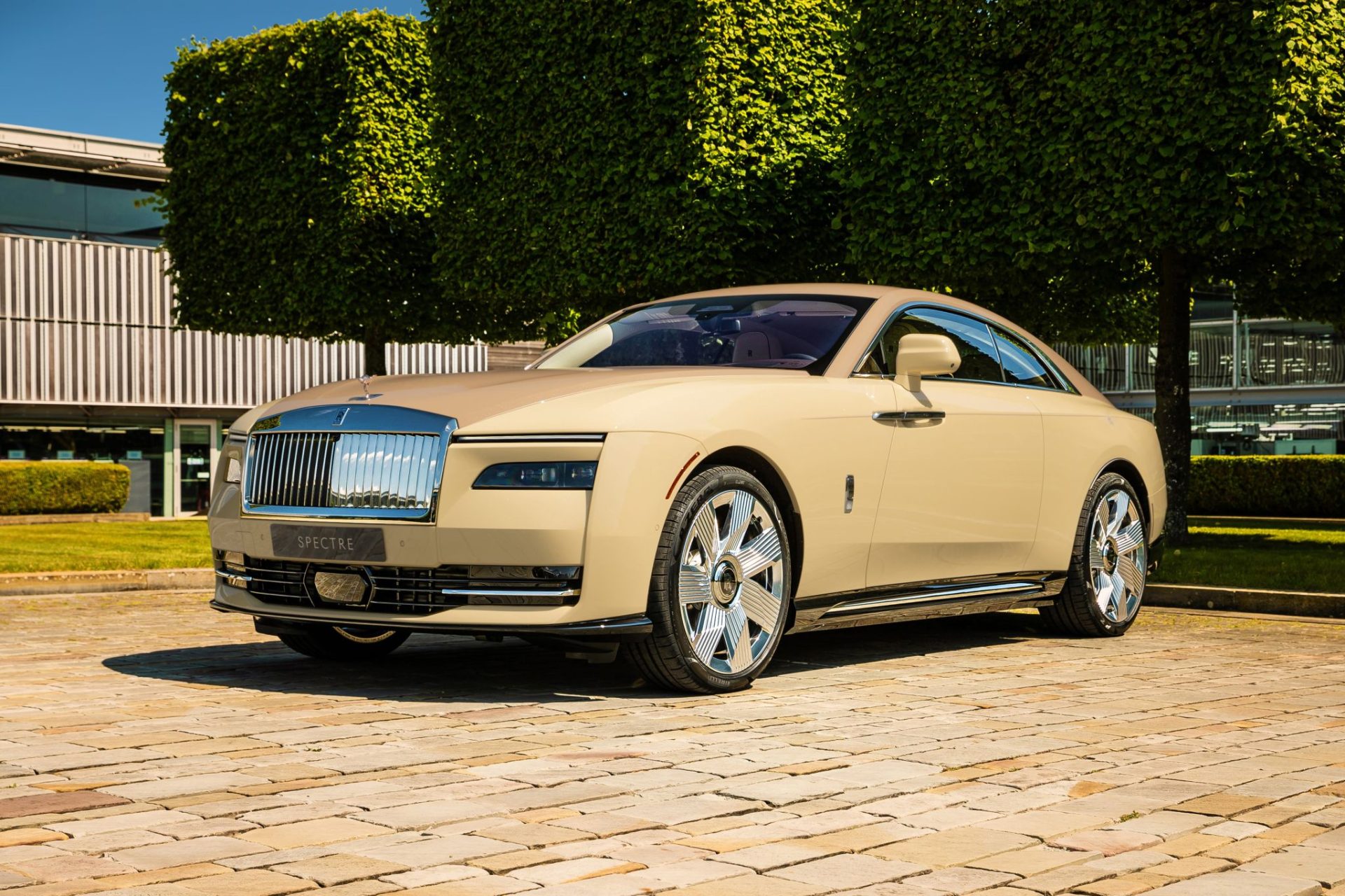 P90620267 highRes rolls royce spectre