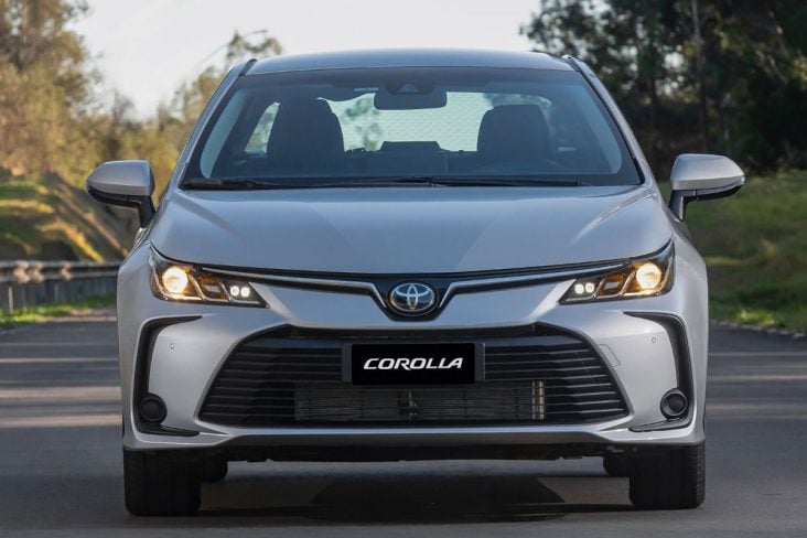 Toyota Corolla GLI Hybrid 2025 Prata Supernova dianteira parado