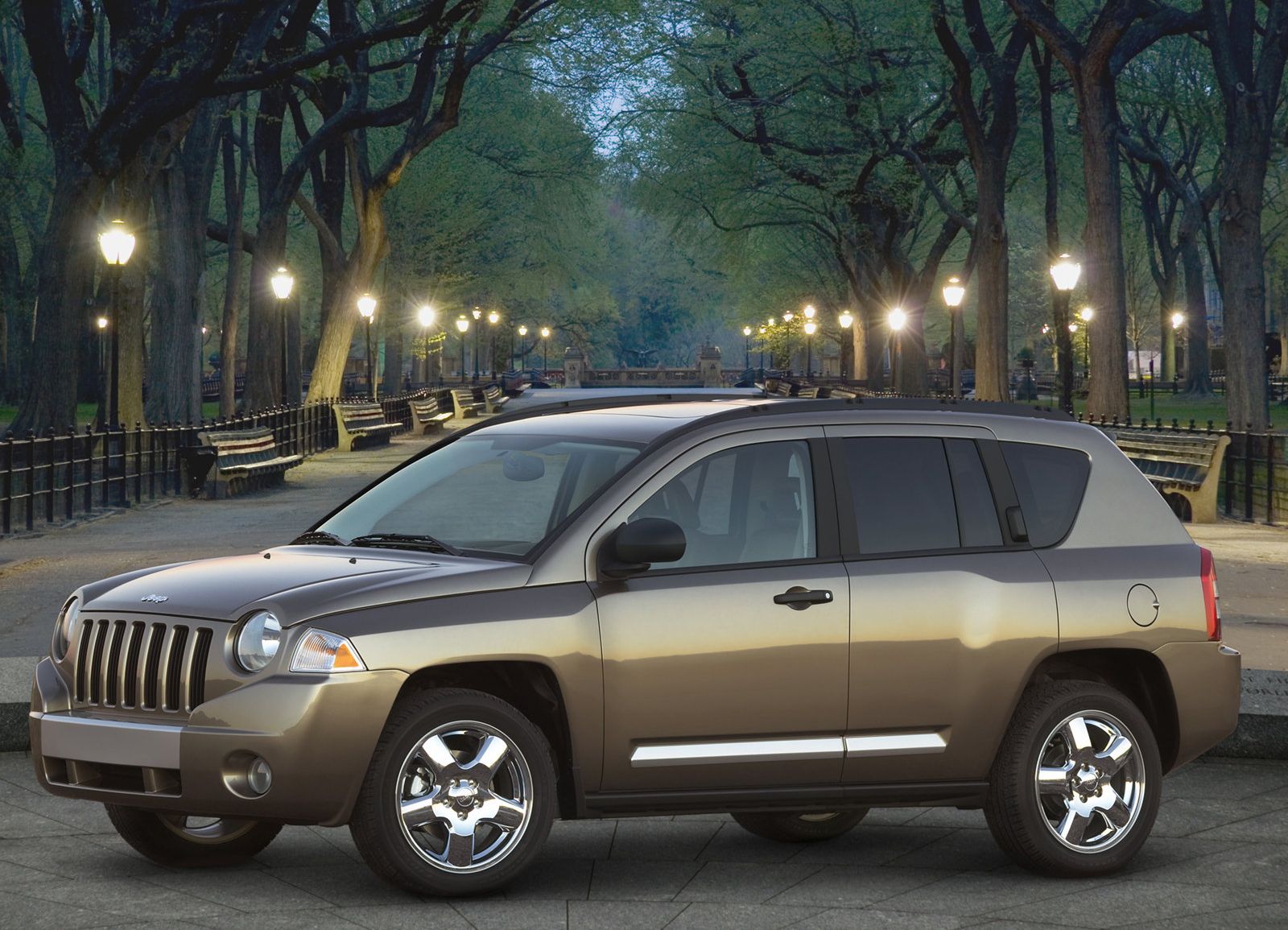 JEEP COMPASS 2007 VERDE FRENTE LETERAL PARQUE AO FUNDO