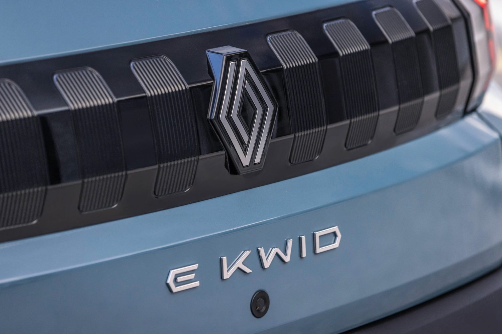 Renault Kwid E Tech Techno 2026 azul slate emblema