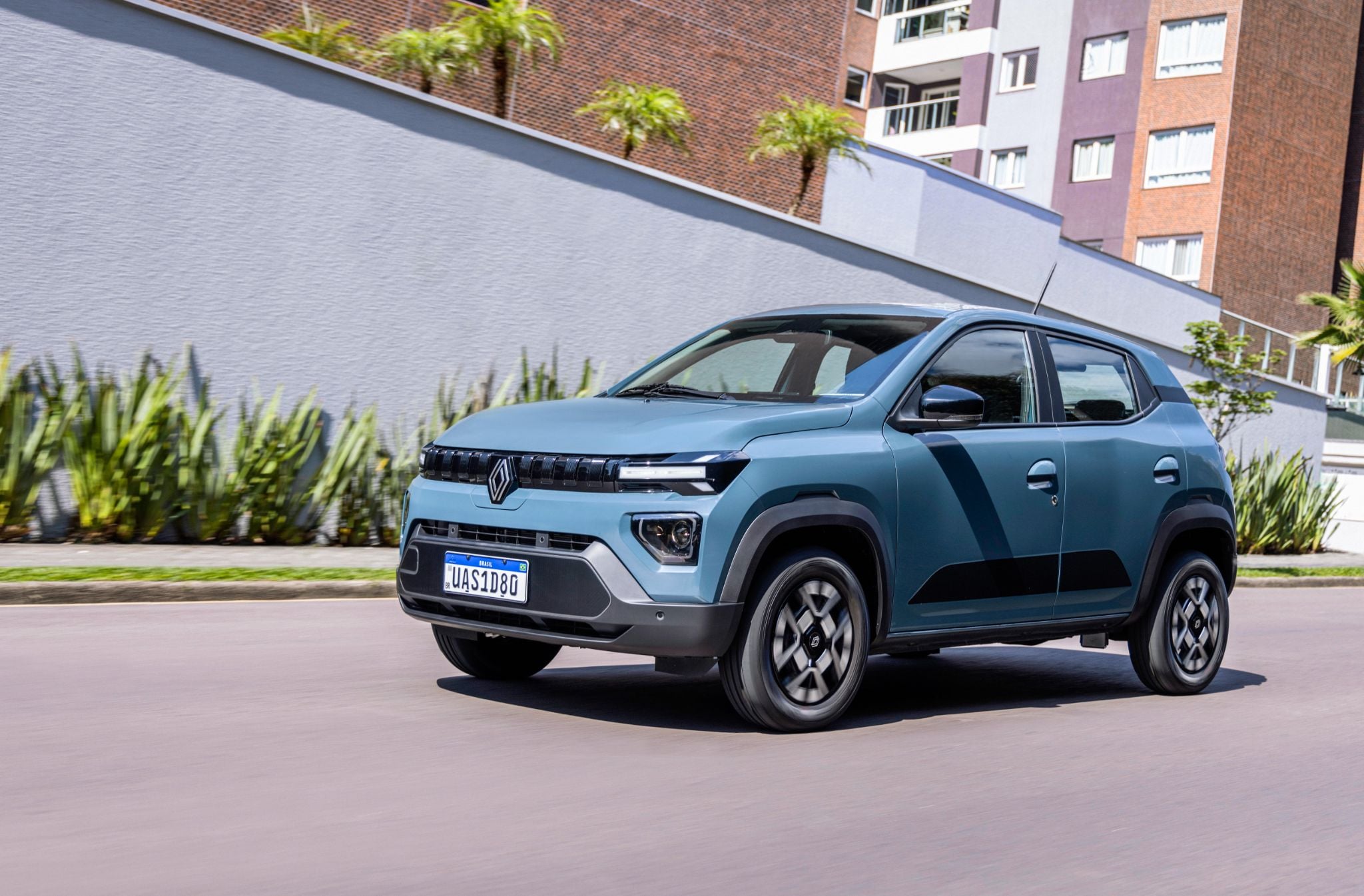 Renault Kwid E Tech Techno 2026 azul slate frente em movimento