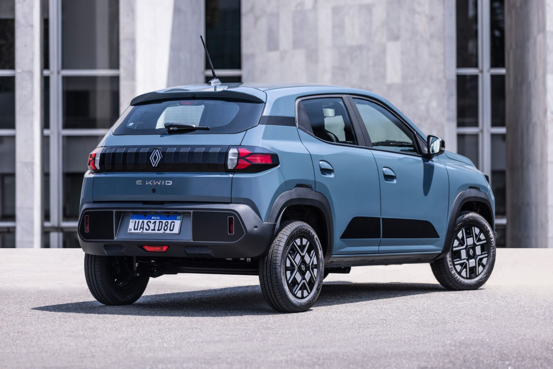 Renault Kwid E Tech Techno 2026 azul slate traseira (3)