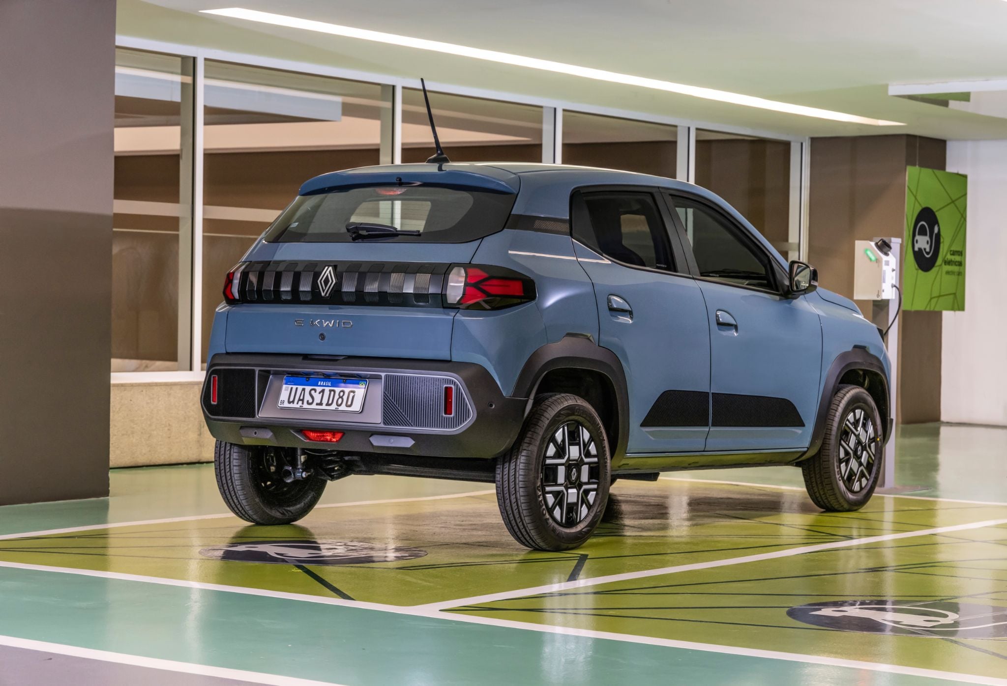 Renault Kwid E Tech Techno 2026 azul slate traseira recarregando Renault Kwid E Tech Techno 2026 azul slate traseira recarregando