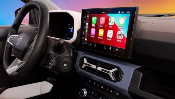 Renault Kwid E Tech Techno 2026 interior painel visto de lado