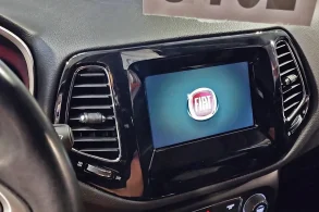 Jeep com logo da fiat no painel do rádio