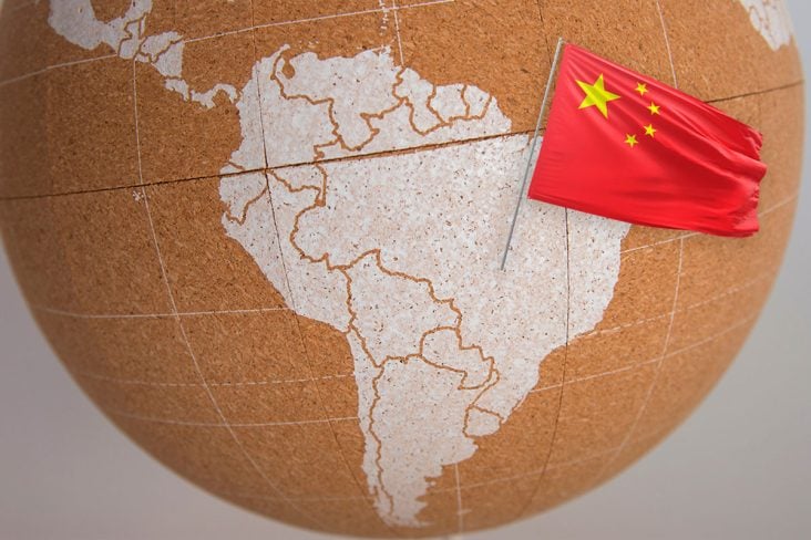 America Latina no Globo. Bandeira da China espetada no Brasil.