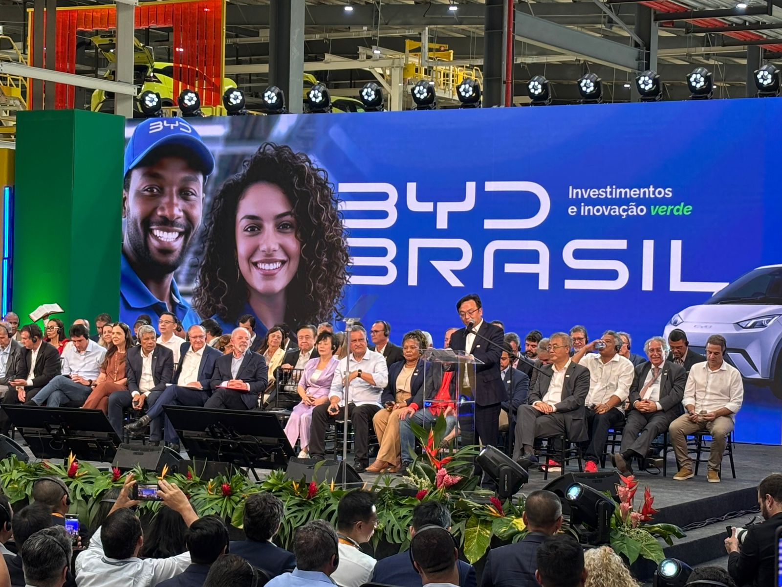BYD inaugura fábrica na BA e apresenta 1º carro PHEV flex do mundo