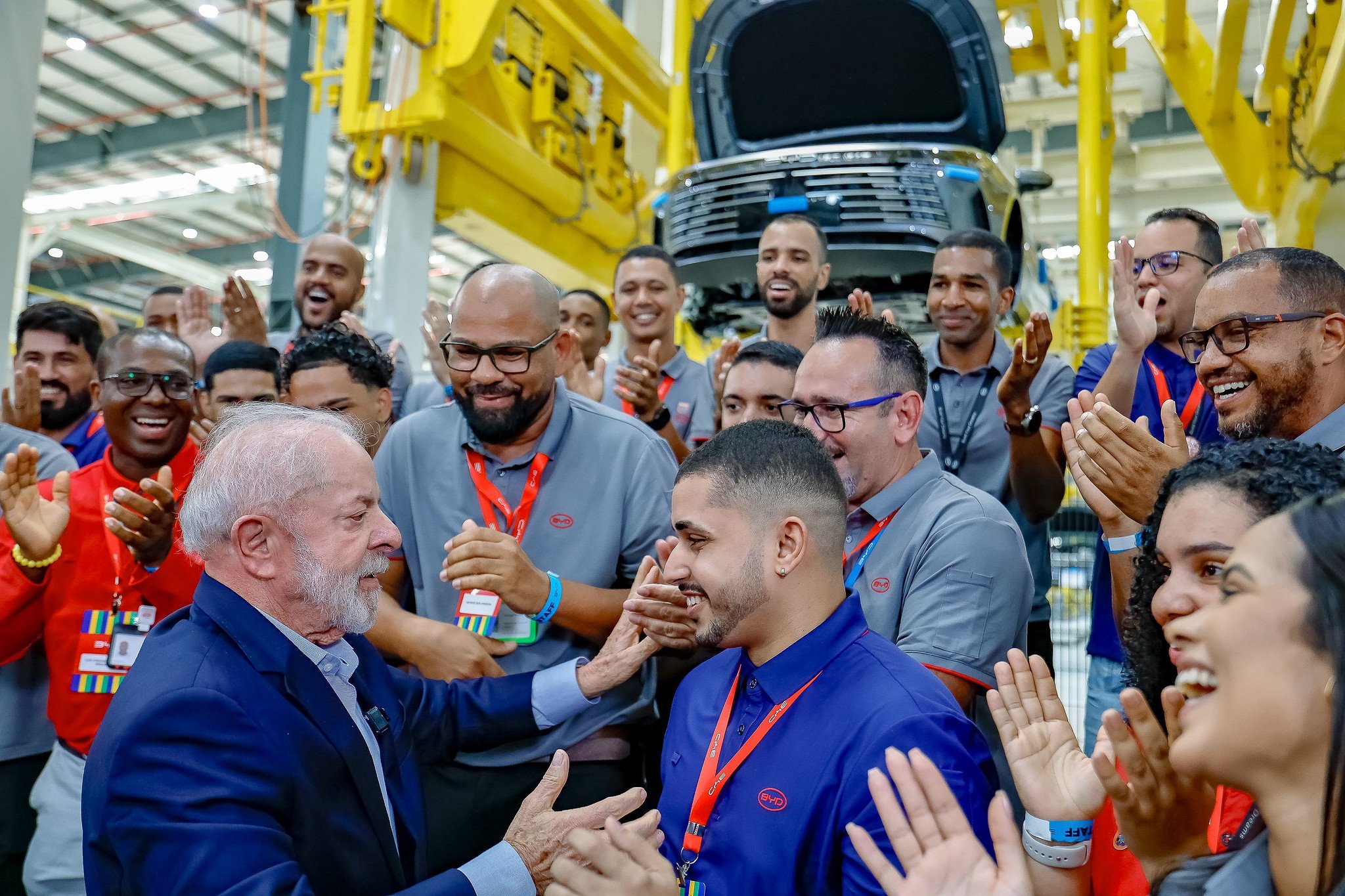 presidente lula visita linha de produção da BYD em camaçari