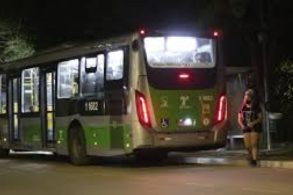 Onibus ponto a noite
