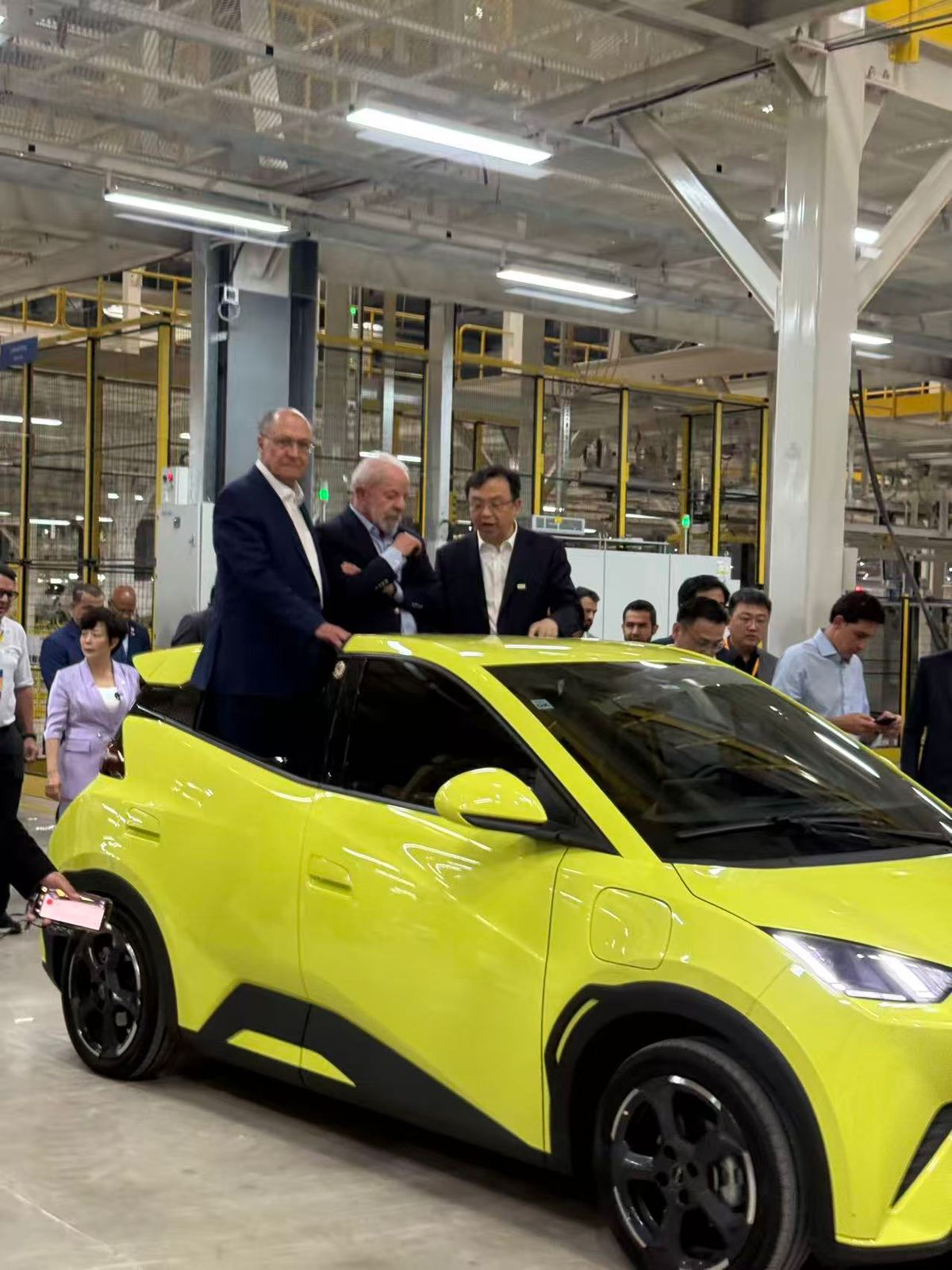 BYD Dolphin Mini conversível com presidente lula geraldo alckmin Wang Chuanfu fábrica camaçari (2)