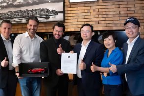 Leo Sanchez e executivos da BYD com prototipo mini do U9X