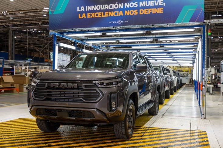 Ram Dakota sainda da linha de montagem em cordoba argentina