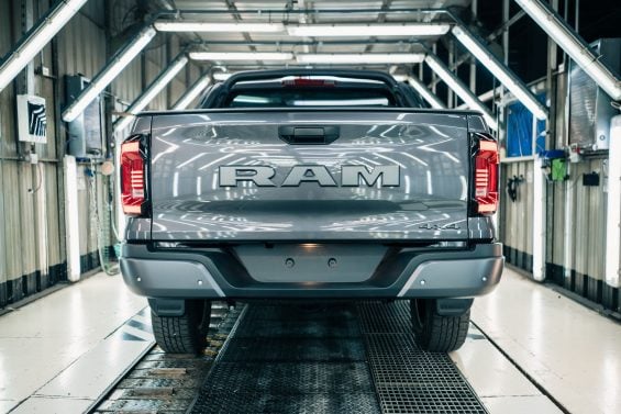 Ram Dakota traseira em linha de produção