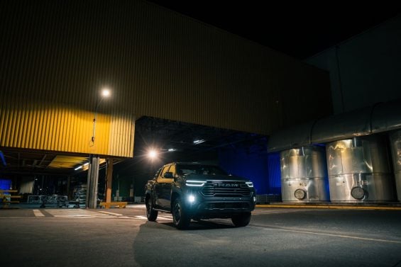 Ram Dakota frente parada