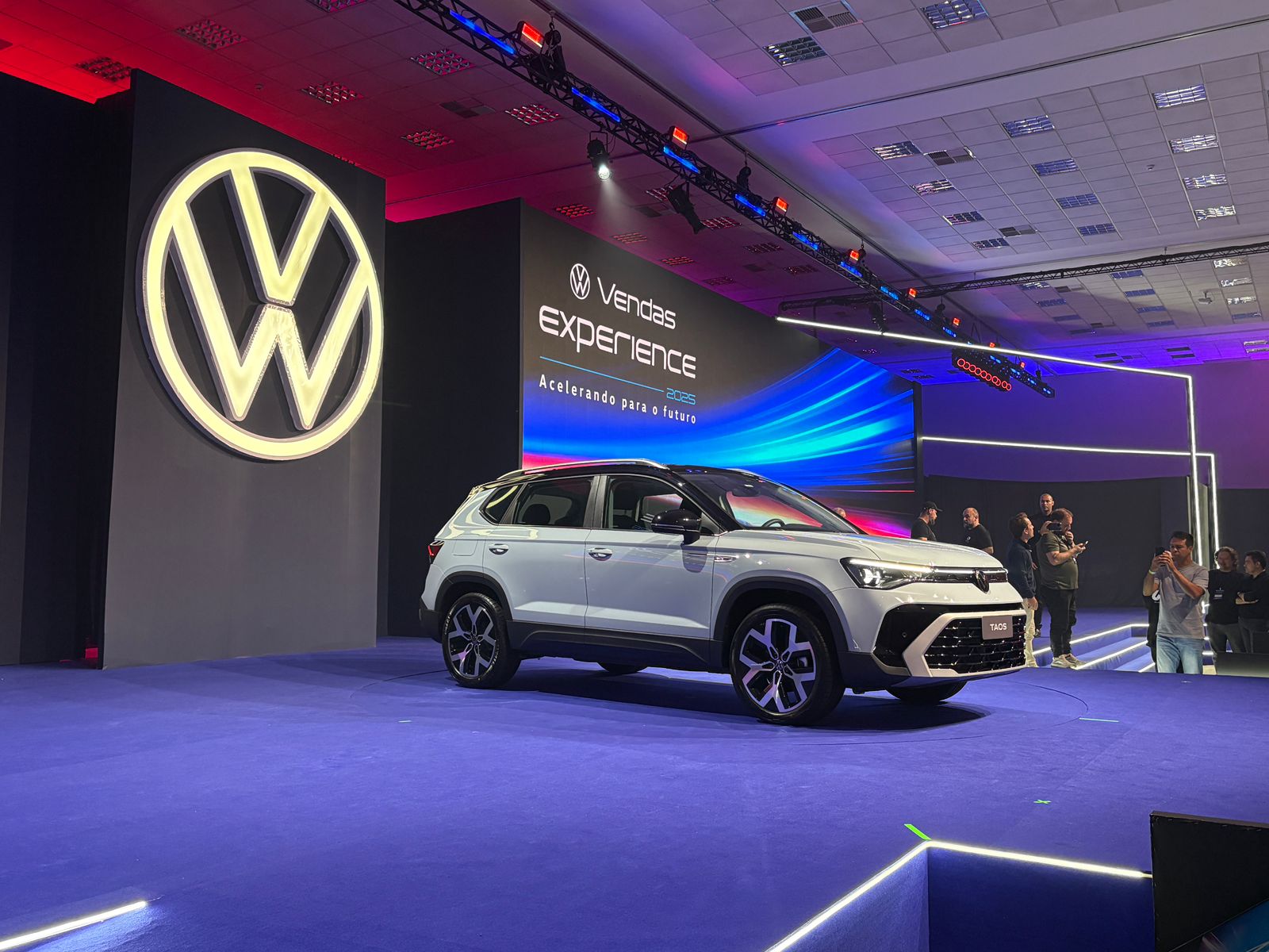 VW Taos 2026 estreia de cara nova, via México